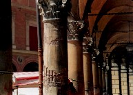 Arcade sur la piazza San Stefano