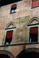 Bologne la rouge, aussi pour ses rideaux typiques.