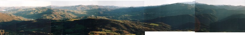 Grand Panoramique. Vue du haut de la "Pietra du Bismantova", plein sud.