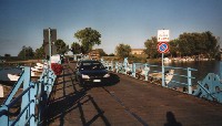 Pour passer un bras du delta, il passer un pont flottant (et payant)