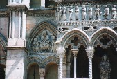 La cathdrale dont l'architecte tait sans doute un originale. Regardez les dtails.