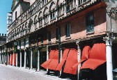 Place du march : tout se fait un vlo. Si vous descendez de votre vlo pour prendre vos courses, on sait que vous n'tes pas de la ville.